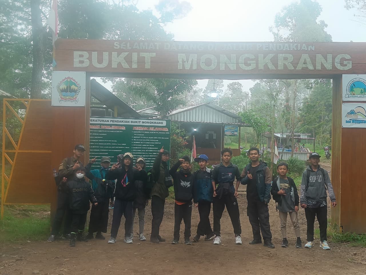 SANTRI PESANTREN 7.0 INSAN MULIA TAKLUKKAN PUNCAK MONGKRANG DALAM KEGIATAN PASCA UJIAN SEMESTER GENAP