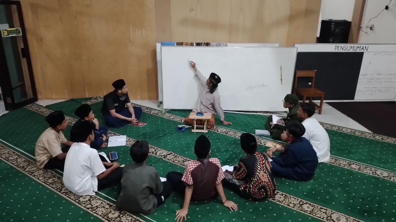 AKU, KAMU, DAN HALAQAH TARBAWIYAH: MENGAPA KITA HARUS MELINGKAR?