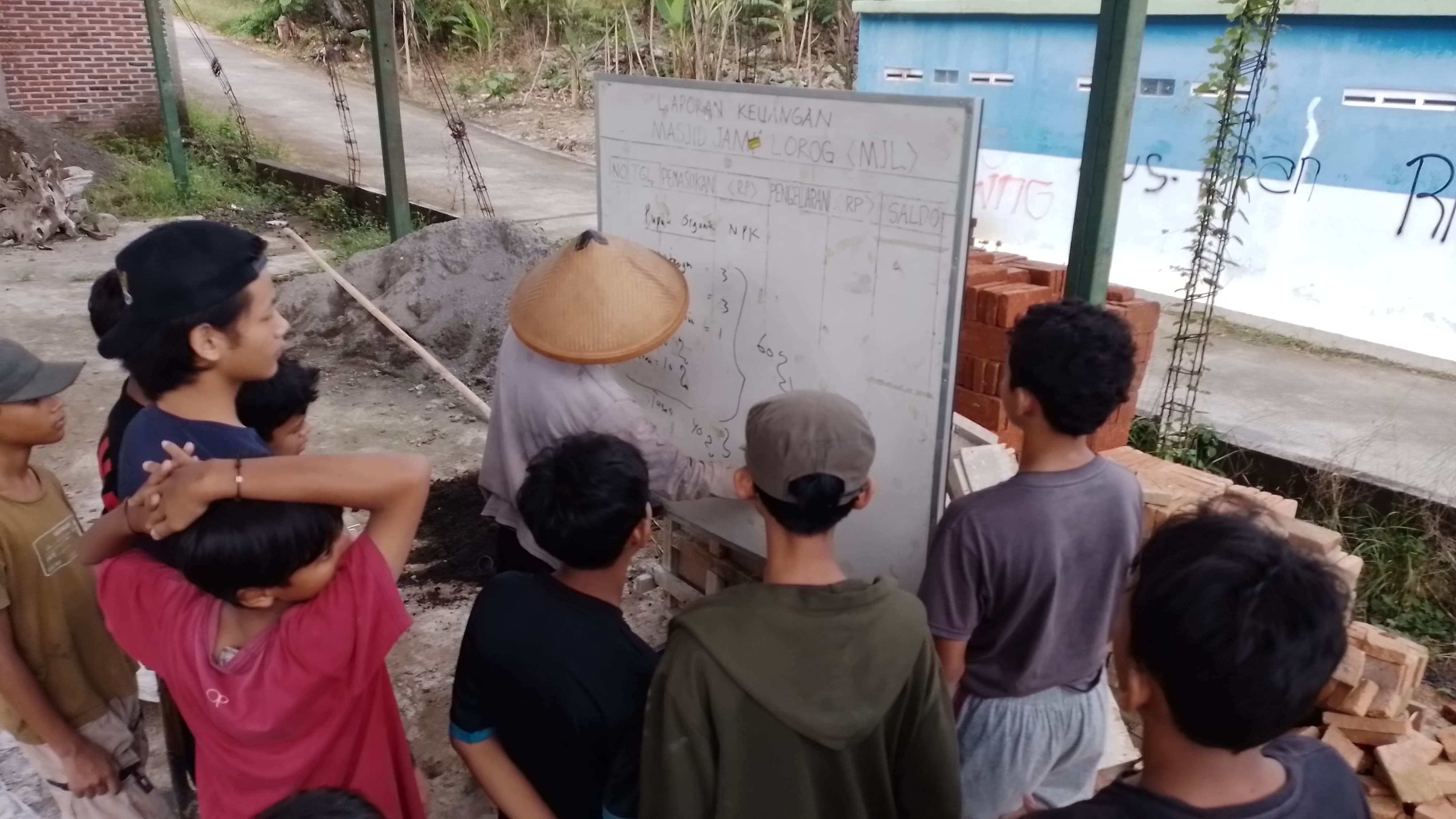 Santri Insan Mulia belajar pembuatan pupuk Organik  NPK