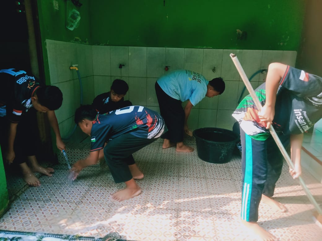 Santri Pesantren Insan Mulia Laksanakan Program Rutin "Jumat Bersih", Wujudkan Lingkungan yang Bersih dan Nyaman
